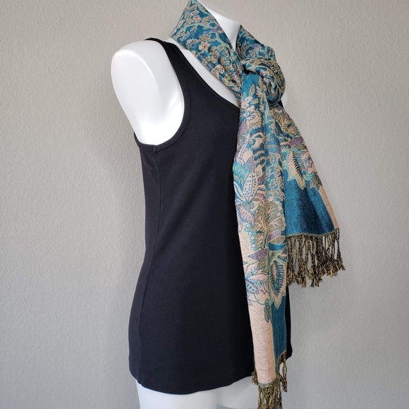 Italian Thred Scarf - Picture 3 of 5